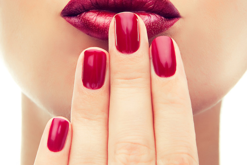 赤いネイルと唇